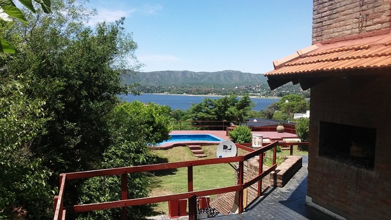 Hermosa casa con dos departamentos ubicada en Villa del Lago, increible vista