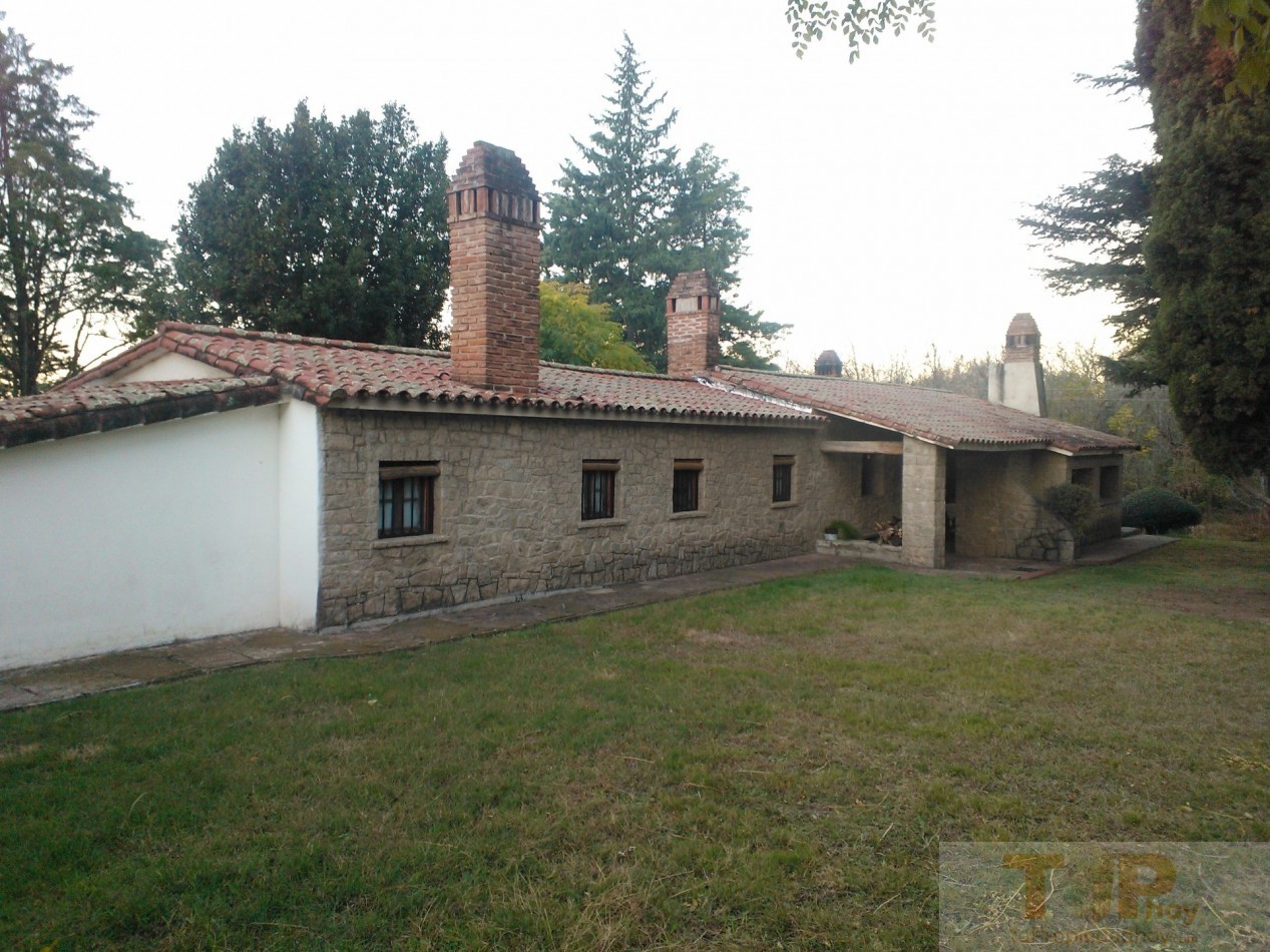 8 hectareas con casa de campo, departamentos, piscina, microclima propio y una importante variedad de frutales en el Valle de Calamuchita