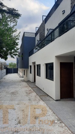 ¡Oportunidad! Hermoso housing triplex a estrenar en Miralejos 17, a 30 mts del Lago.