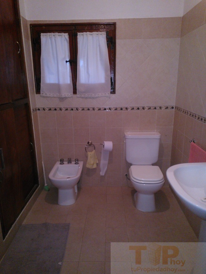 8 hectareas con casa de campo, departamentos, piscina, microclima propio y una importante variedad de frutales en el Valle de Calamuchita